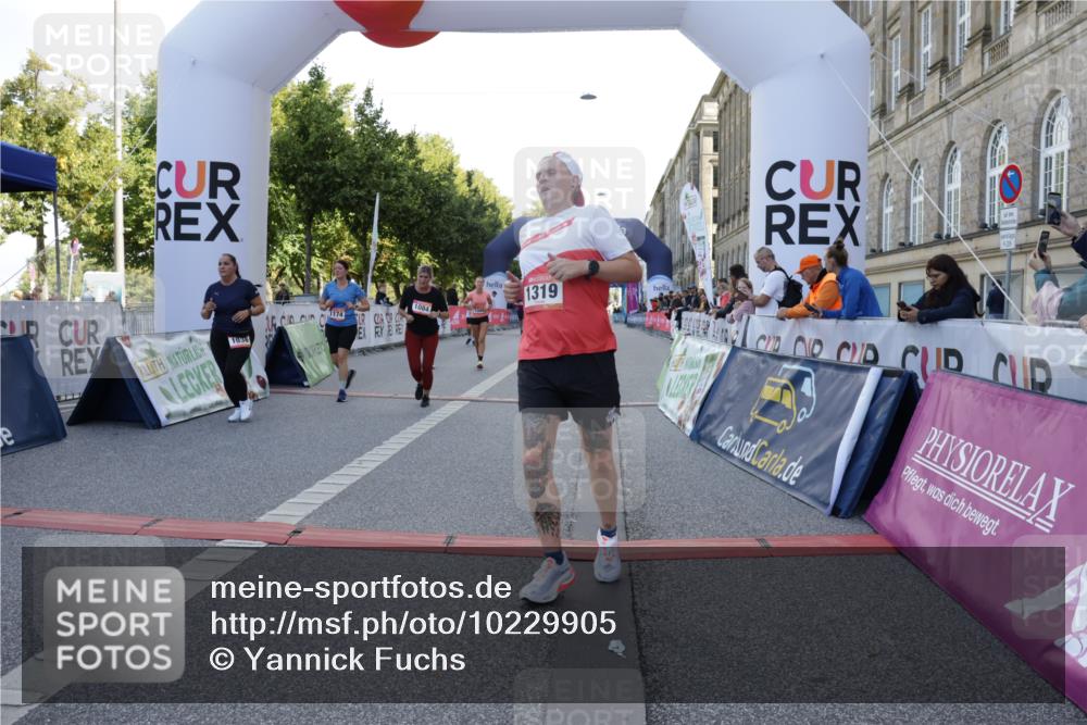 06.09.2026 - CURREX Alsterlauf Yannick Fuchs http://msf.ph/oto/10229905 06.09.2026 11:50:35 Ziel 1030, 1033, 1036, 1055, 1084, 1174, 1189, 1203, 1319, 1344, 8136, 8247 meine-sportfotos.de