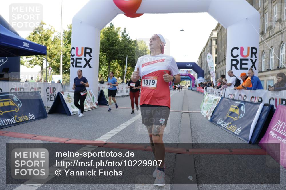 06.09.2026 - CURREX Alsterlauf Yannick Fuchs http://msf.ph/oto/10229907 06.09.2026 11:50:35 Ziel 1030, 1033, 1036, 1055, 1084, 1174, 1189, 1203, 1319, 1344, 8136, 8247 meine-sportfotos.de