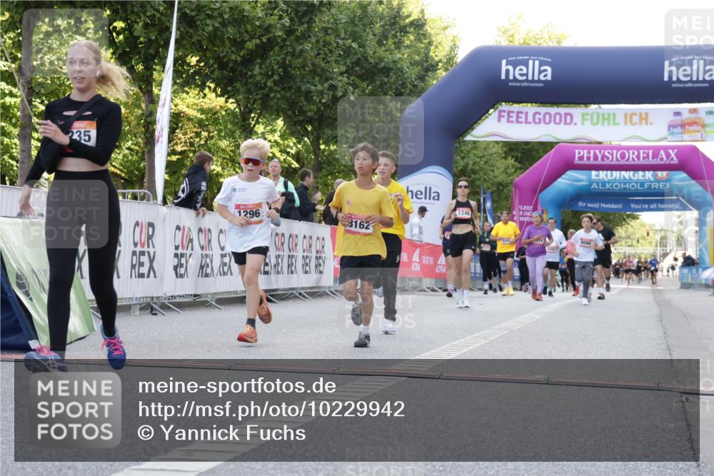 06.09.2026 - CURREX Alsterlauf Yannick Fuchs http://msf.ph/oto/10229942 06.09.2026 11:51:03 Ziel 1235, 1241, 1296, 1302, 8162, 8346 meine-sportfotos.de