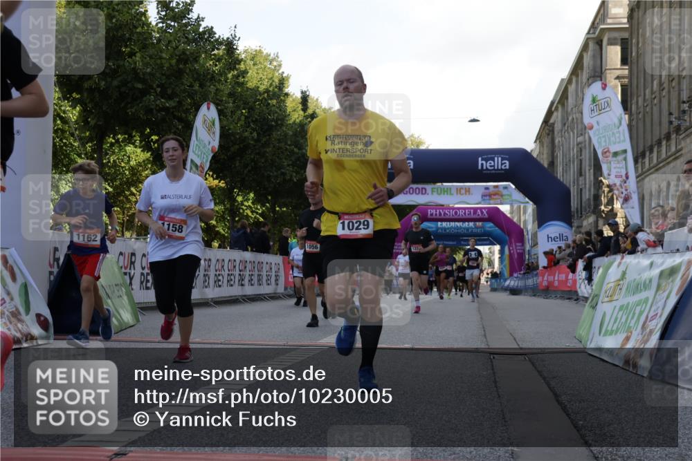 06.09.2026 - CURREX Alsterlauf Yannick Fuchs http://msf.ph/oto/10230005 06.09.2026 11:51:35 Ziel 1029, 1056, 1083, 1102, 1158, 1162, 1226, 1301, 1321, 1343, 1345, 1346, 8172 meine-sportfotos.de