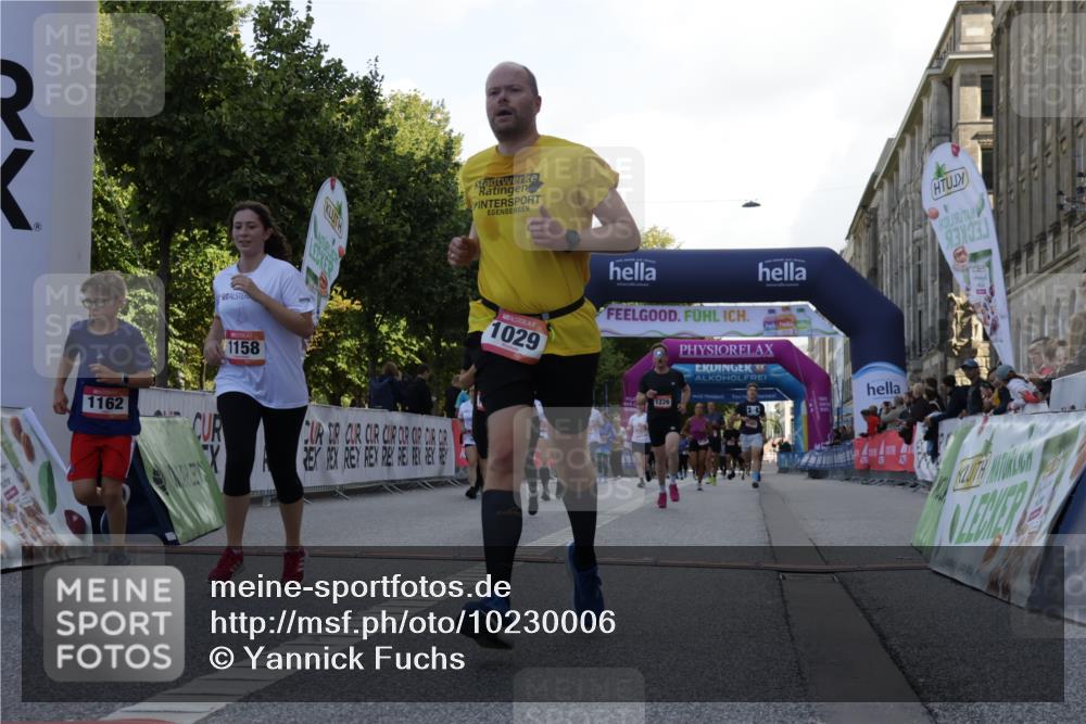 06.09.2026 - CURREX Alsterlauf Yannick Fuchs http://msf.ph/oto/10230006 06.09.2026 11:51:36 Ziel 1029, 1056, 1083, 1090, 1102, 1158, 1162, 1226, 1301, 1321, 1343, 1345, 1346, 8159, 8172 meine-sportfotos.de