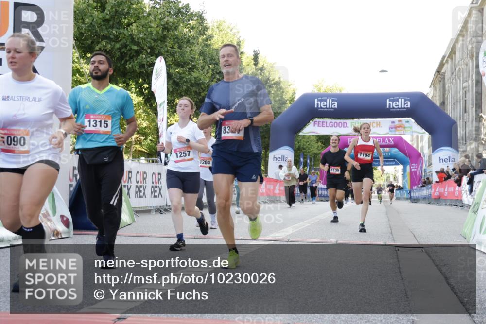 06.09.2026 - CURREX Alsterlauf Yannick Fuchs http://msf.ph/oto/10230026 06.09.2026 11:51:44 Ziel 1056, 1083, 1089, 1090, 1135, 1194, 1226, 1257, 1315, 1345, 1347, 8159, 8327 meine-sportfotos.de