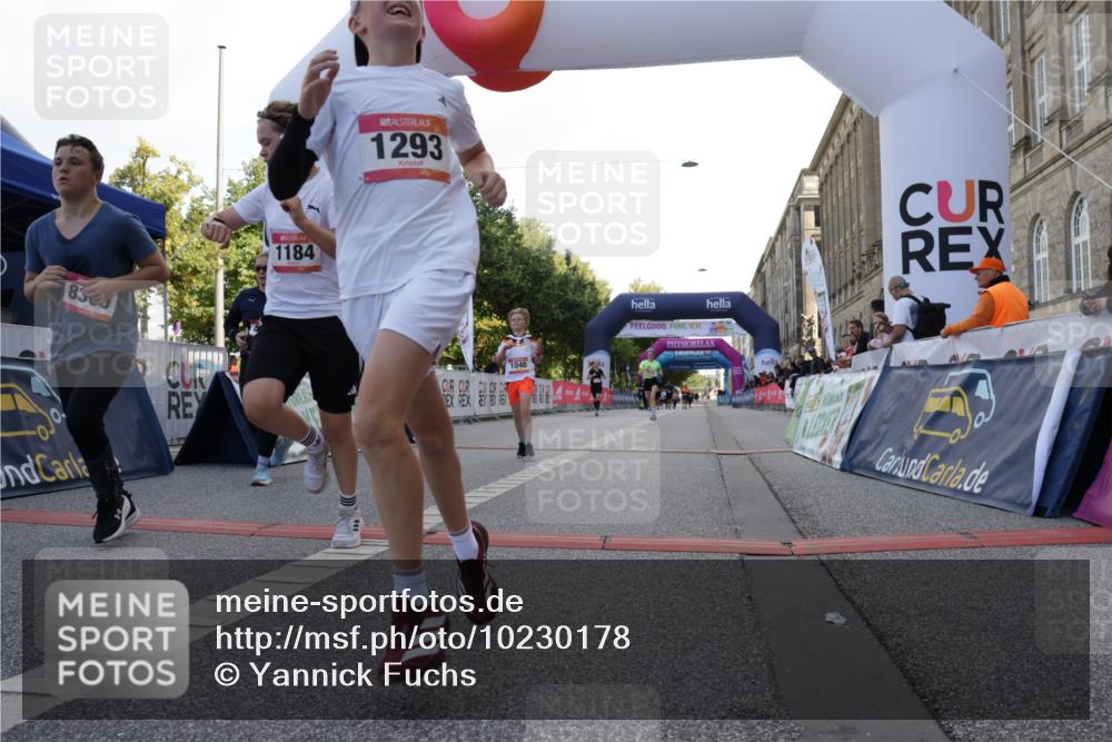 06.09.2026 - CURREX Alsterlauf Yannick Fuchs http://msf.ph/oto/10230178 06.09.2026 11:53:04 Ziel 1001, 1040, 1184, 1283, 1293, 4802, 8155, 8300 meine-sportfotos.de