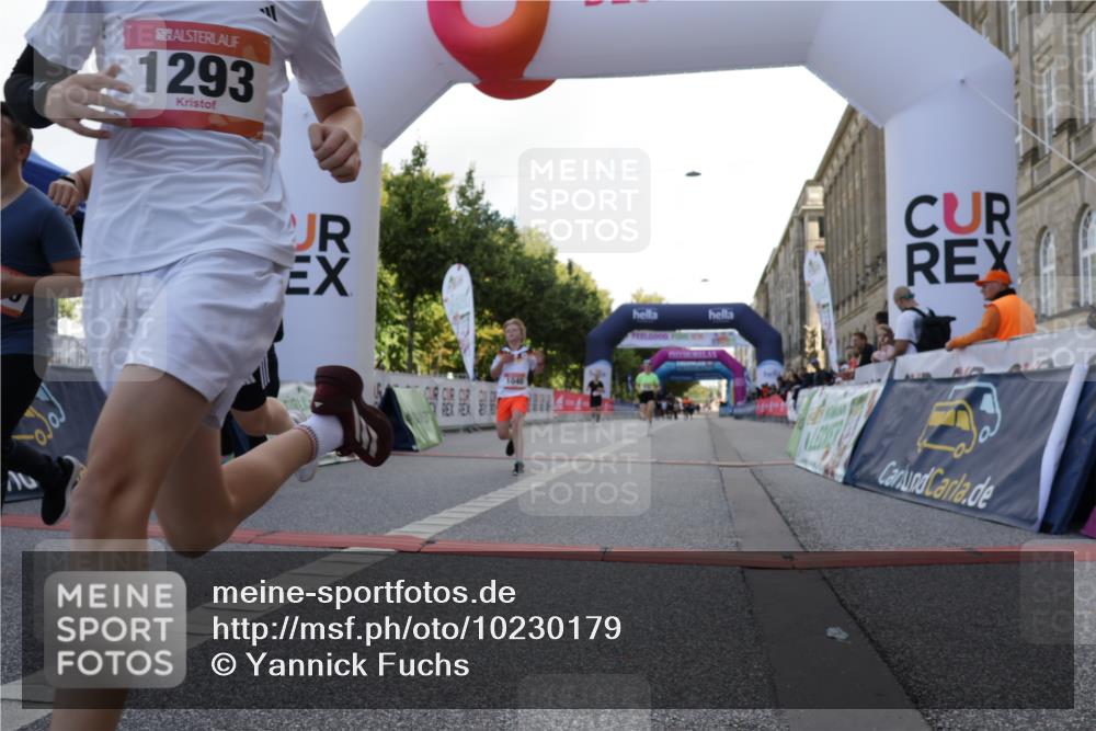 06.09.2026 - CURREX Alsterlauf Yannick Fuchs http://msf.ph/oto/10230179 06.09.2026 11:53:04 Ziel 1001, 1040, 1184, 1283, 1293, 4802, 8155, 8300 meine-sportfotos.de