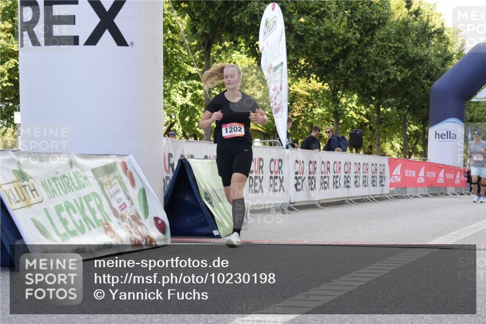 06.09.2026 - CURREX Alsterlauf Yannick Fuchs http://msf.ph/oto/10230198 06.09.2026 11:53:10 Ziel 1040, 1184, 1202, 1293, 4802, 8155 meine-sportfotos.de