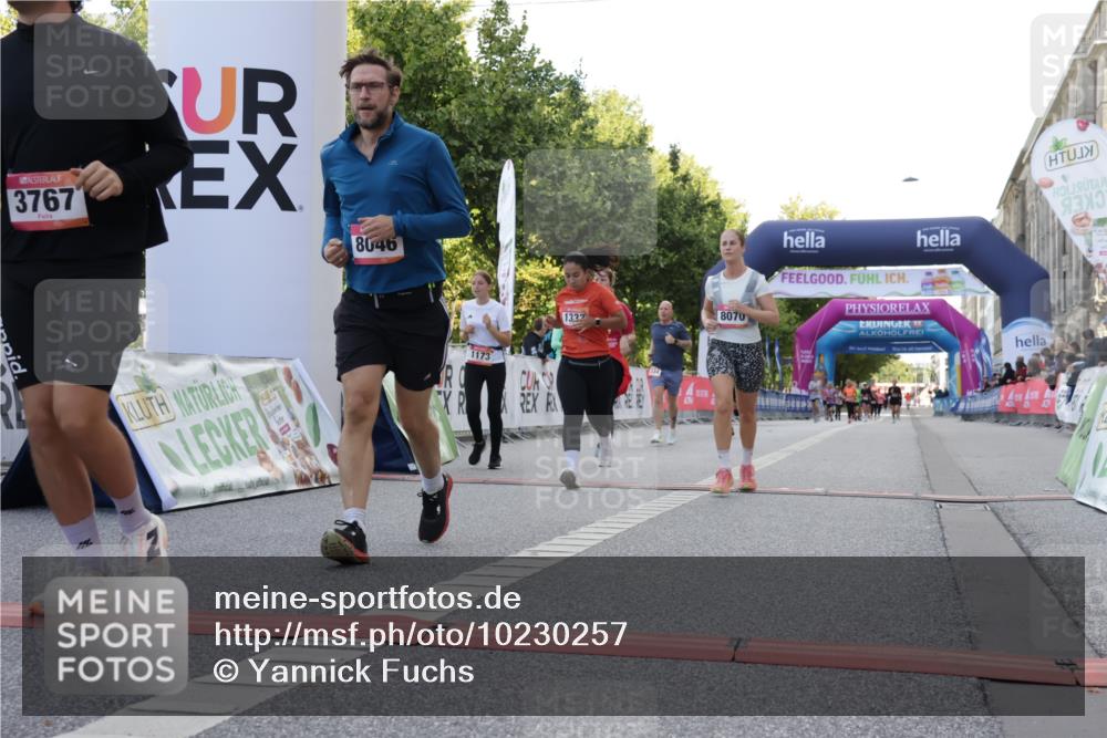 06.09.2026 - CURREX Alsterlauf Yannick Fuchs http://msf.ph/oto/10230257 06.09.2026 11:53:28 Ziel 1026, 1095, 1096, 1114, 1115, 1130, 1173, 1250, 1317, 1329, 1333, 1334, 3755, 8046, 8048, 8070 meine-sportfotos.de