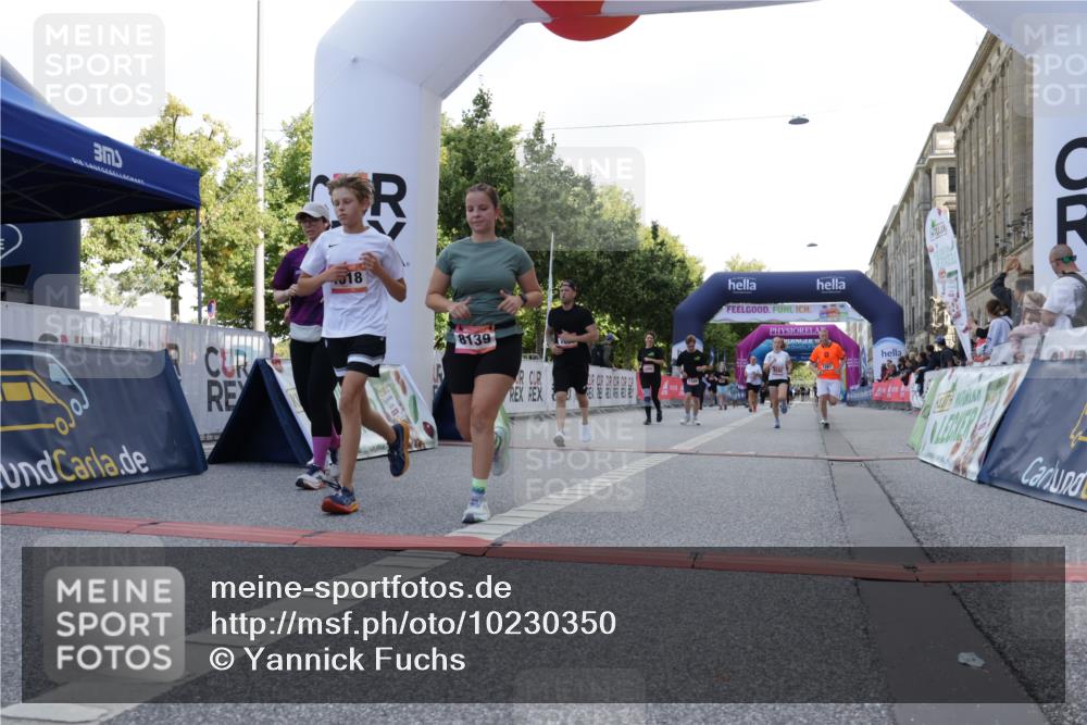 06.09.2026 - CURREX Alsterlauf Yannick Fuchs http://msf.ph/oto/10230350 06.09.2026 11:54:02 Ziel 1006, 1018, 1098, 1150, 1223, 1249, 1267, 1291, 1298, 1305, 1309, 8139, 8245 meine-sportfotos.de