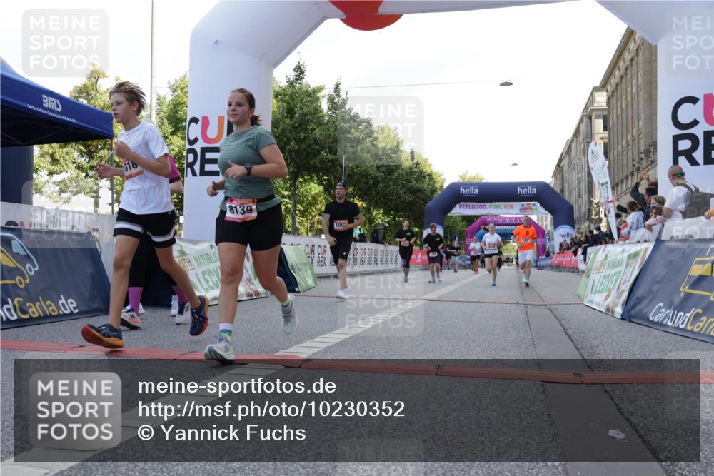 06.09.2026 - CURREX Alsterlauf Yannick Fuchs http://msf.ph/oto/10230352 06.09.2026 11:54:02 Ziel 1006, 1018, 1098, 1150, 1223, 1249, 1267, 1291, 1298, 1305, 1309, 8139, 8245 meine-sportfotos.de