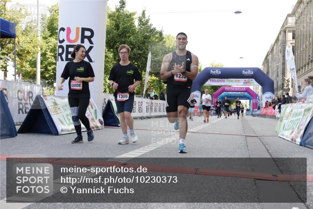 06.09.2026 - CURREX Alsterlauf Yannick Fuchs http://msf.ph/oto/10230373 06.09.2026 11:54:08 Ziel 1018, 1063, 1098, 1150, 1209, 1232, 1249, 1267, 1291, 1309, 8139, 8245 meine-sportfotos.de