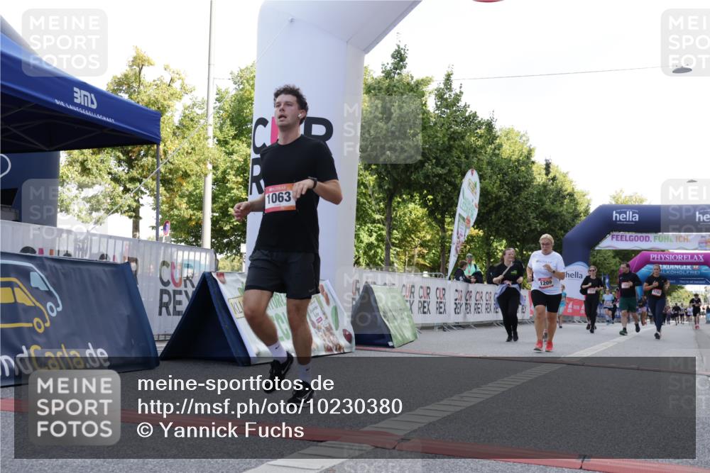 06.09.2026 - CURREX Alsterlauf Yannick Fuchs http://msf.ph/oto/10230380 06.09.2026 11:54:11 Ziel 1063, 1192, 1209, 1232, 1249, 1267, 1308, 1309, 1323, 8018, 8245 meine-sportfotos.de