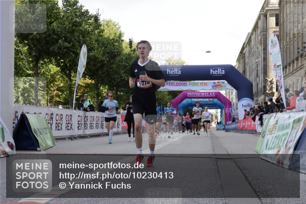 06.09.2026 - CURREX Alsterlauf Yannick Fuchs http://msf.ph/oto/10230413 06.09.2026 11:54:23 Ziel 1078, 1086, 1104, 1151, 1166, 1167, 1192, 1322, 1323, 1332, 1339, 8018, 8239, 8240 meine-sportfotos.de