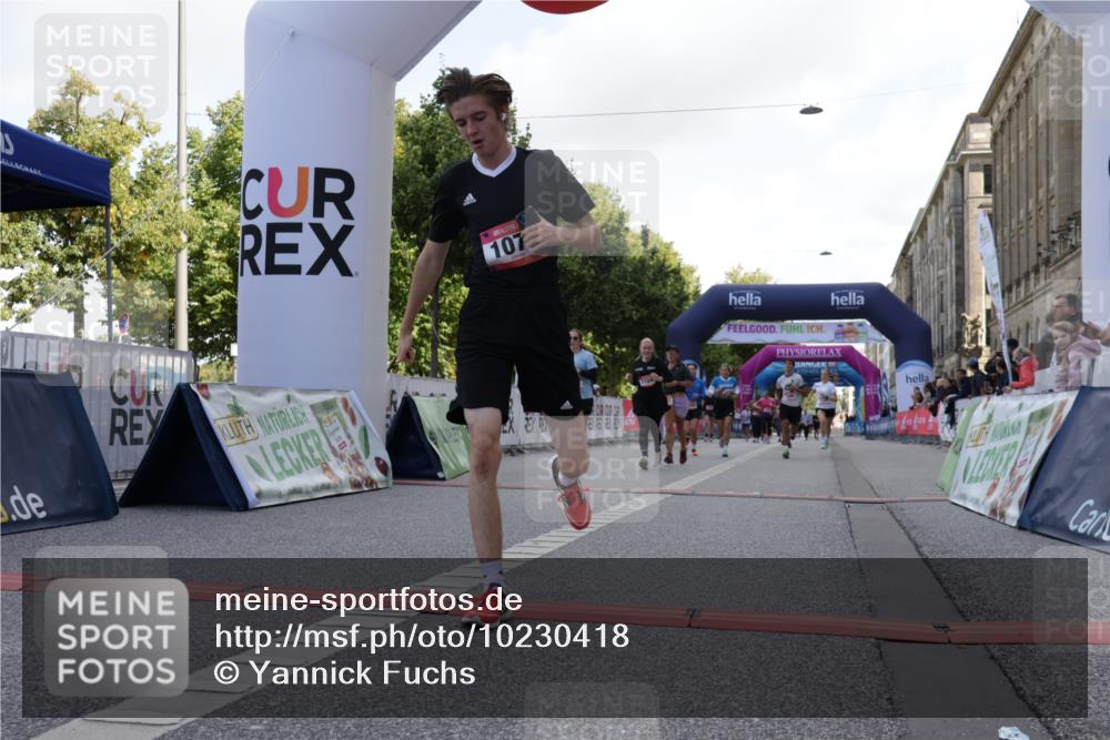 06.09.2026 - CURREX Alsterlauf Yannick Fuchs http://msf.ph/oto/10230418 06.09.2026 11:54:24 Ziel 1078, 1086, 1104, 1151, 1166, 1167, 1322, 1332, 1339, 8239, 8240 meine-sportfotos.de