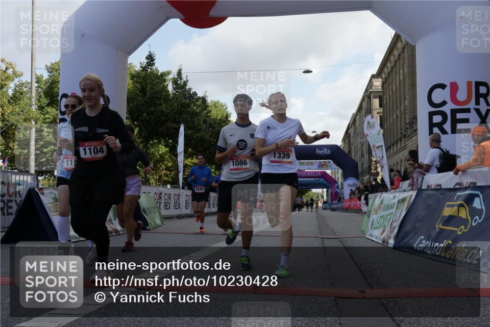 06.09.2026 - CURREX Alsterlauf Yannick Fuchs http://msf.ph/oto/10230428 06.09.2026 11:54:28 Ziel 1078, 1086, 1104, 1151, 1191, 1328, 1332, 1339, 8185, 8239, 8240 meine-sportfotos.de