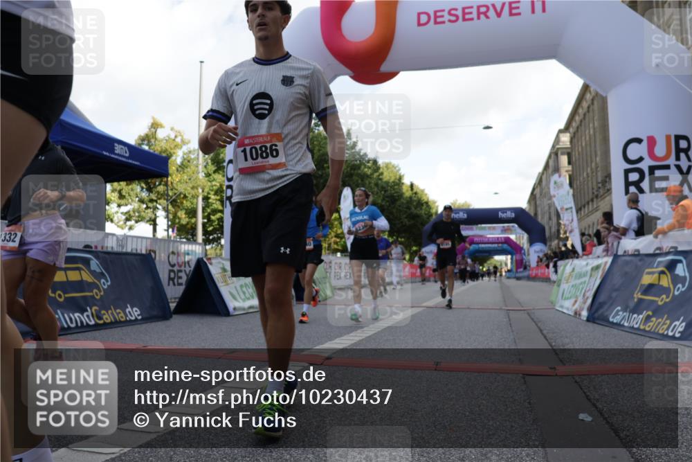 06.09.2026 - CURREX Alsterlauf Yannick Fuchs http://msf.ph/oto/10230437 06.09.2026 11:54:29 Ziel 1078, 1086, 1104, 1151, 1191, 1328, 1332, 1339, 8185, 8239, 8240 meine-sportfotos.de