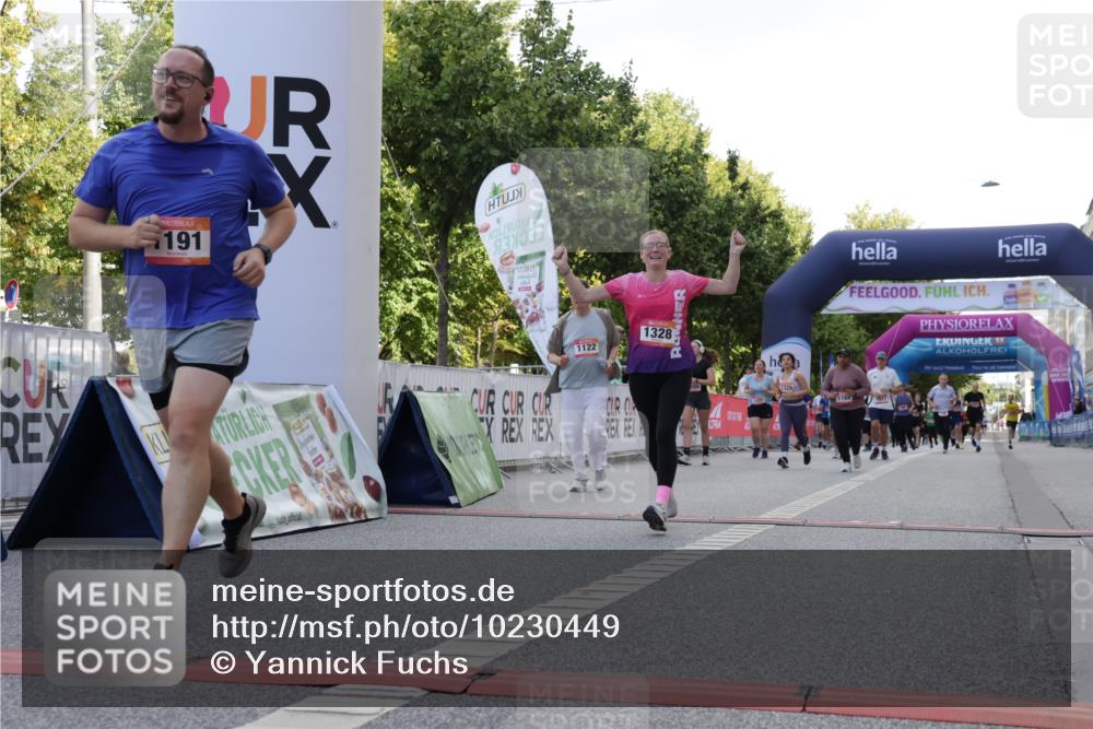 06.09.2026 - CURREX Alsterlauf Yannick Fuchs http://msf.ph/oto/10230449 06.09.2026 11:54:33 Ziel 1086, 1104, 1122, 1151, 1168, 1191, 1325, 1328, 1332, 1339, 8185, 8239, 8240 meine-sportfotos.de