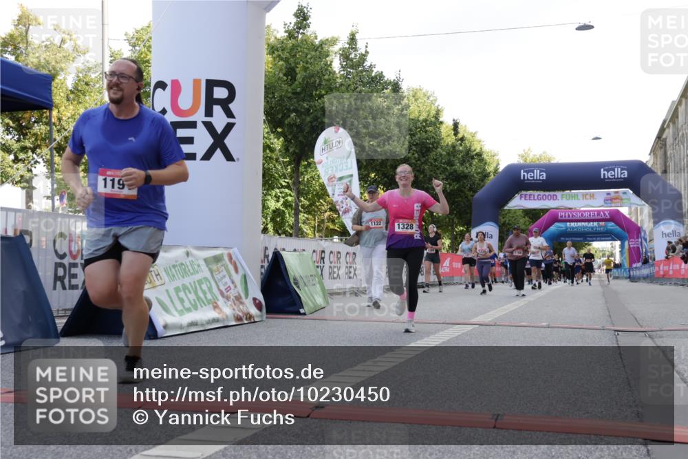 06.09.2026 - CURREX Alsterlauf Yannick Fuchs http://msf.ph/oto/10230450 06.09.2026 11:54:33 Ziel 1086, 1104, 1122, 1151, 1168, 1191, 1325, 1328, 1332, 1339, 8185, 8239, 8240 meine-sportfotos.de