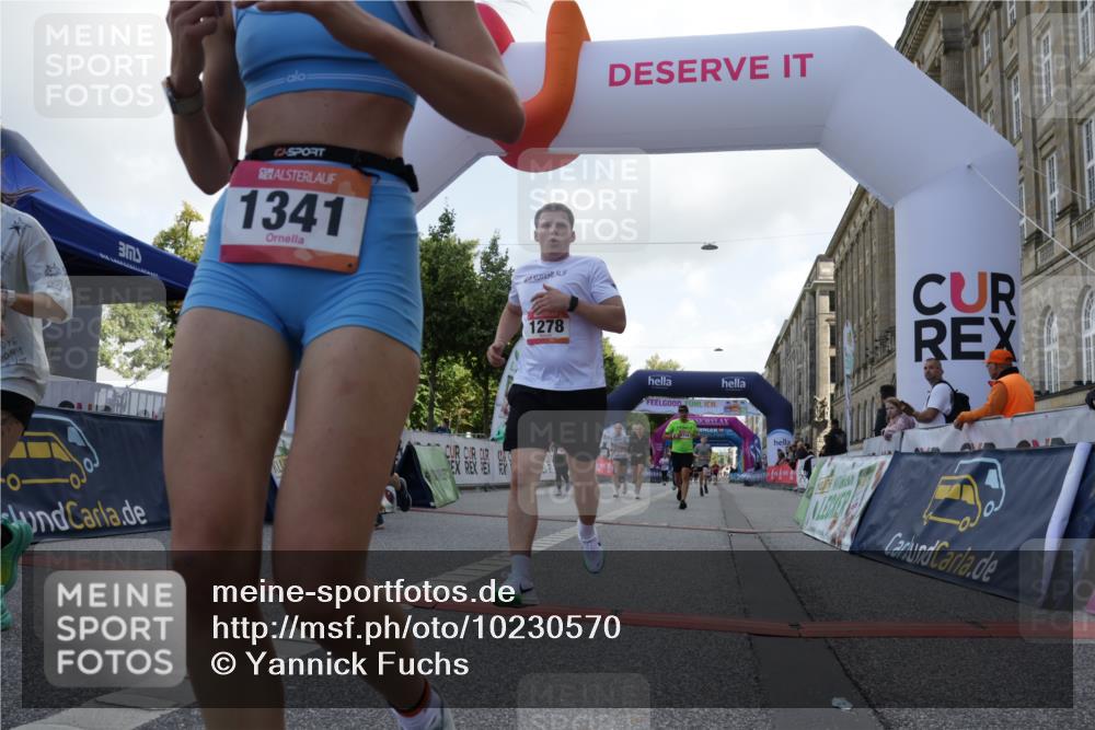 06.09.2026 - CURREX Alsterlauf Yannick Fuchs http://msf.ph/oto/10230570 06.09.2026 11:55:12 Ziel 1073, 1141, 1147, 1170, 1183, 1196, 1243, 1273, 1278, 1307, 1338, 1341, 8344 meine-sportfotos.de