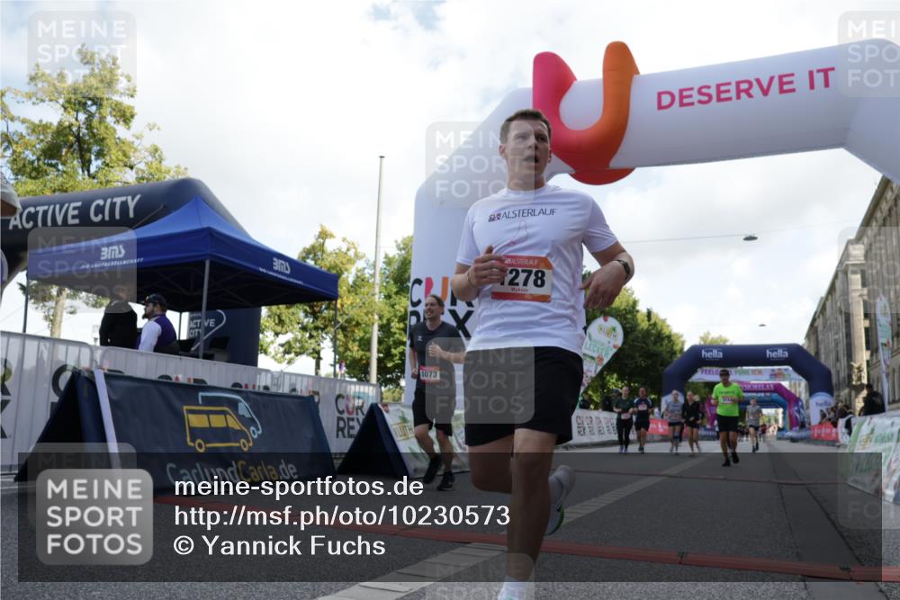06.09.2026 - CURREX Alsterlauf Yannick Fuchs http://msf.ph/oto/10230573 06.09.2026 11:55:13 Ziel 1073, 1141, 1147, 1170, 1183, 1196, 1243, 1273, 1278, 1307, 1338, 1341, 8344 meine-sportfotos.de