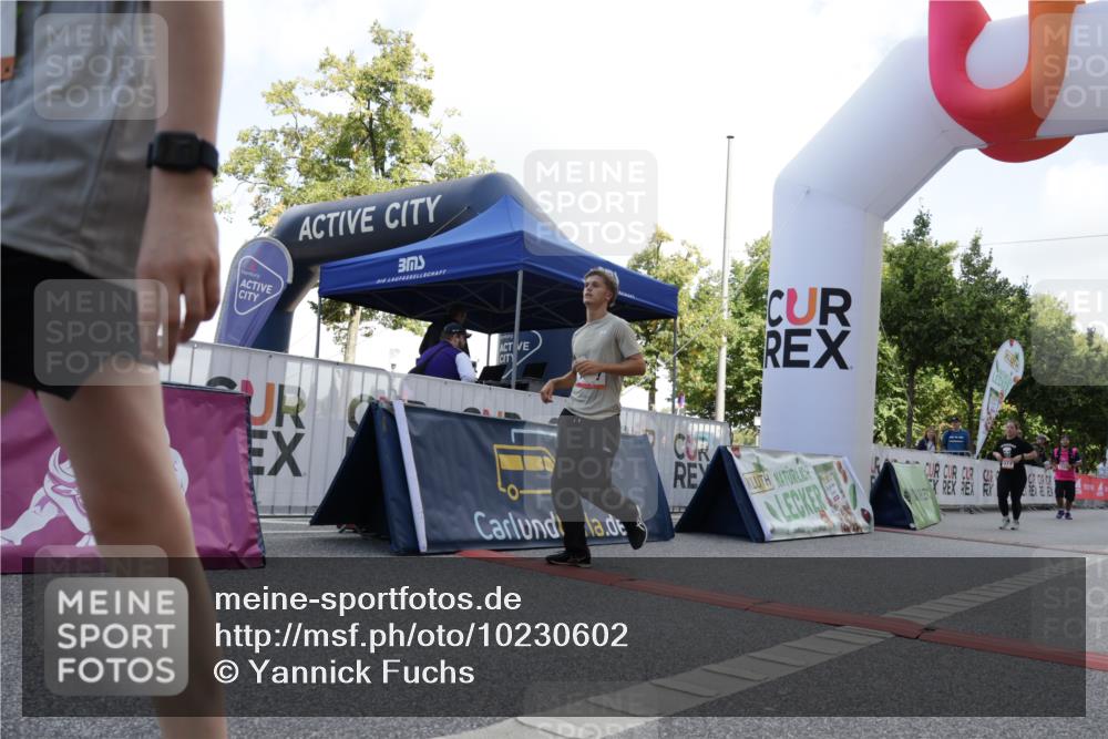 06.09.2026 - CURREX Alsterlauf Yannick Fuchs http://msf.ph/oto/10230602 06.09.2026 11:55:21 Ziel 1071, 1087, 1141, 1183, 1233, 1243, 1273, 1337, 1338, 8344 meine-sportfotos.de