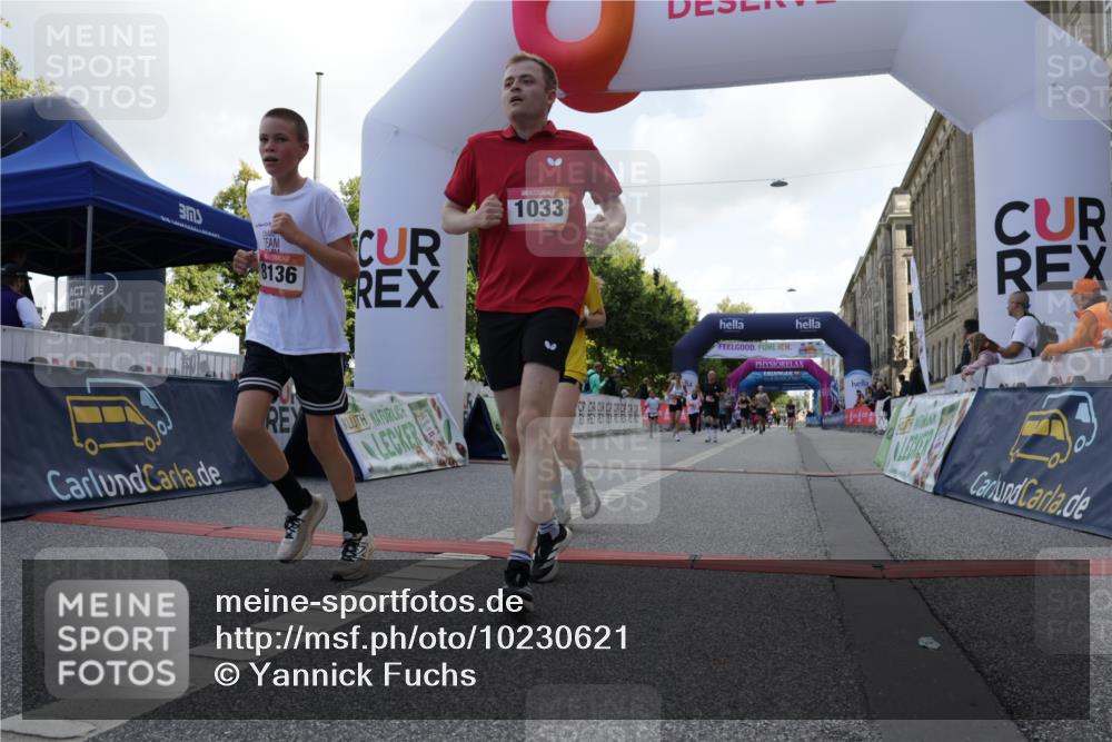 06.09.2026 - CURREX Alsterlauf Yannick Fuchs http://msf.ph/oto/10230621 06.09.2026 11:55:30 Ziel 1030, 1033, 1071, 1156, 1233, 1265, 1337, 8136 meine-sportfotos.de