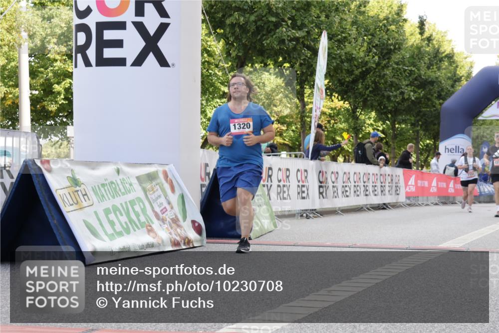 06.09.2026 - CURREX Alsterlauf Yannick Fuchs http://msf.ph/oto/10230708 06.09.2026 11:56:05 Ziel 1109, 1110, 1299, 1320, 1344, 8103, 8312 meine-sportfotos.de