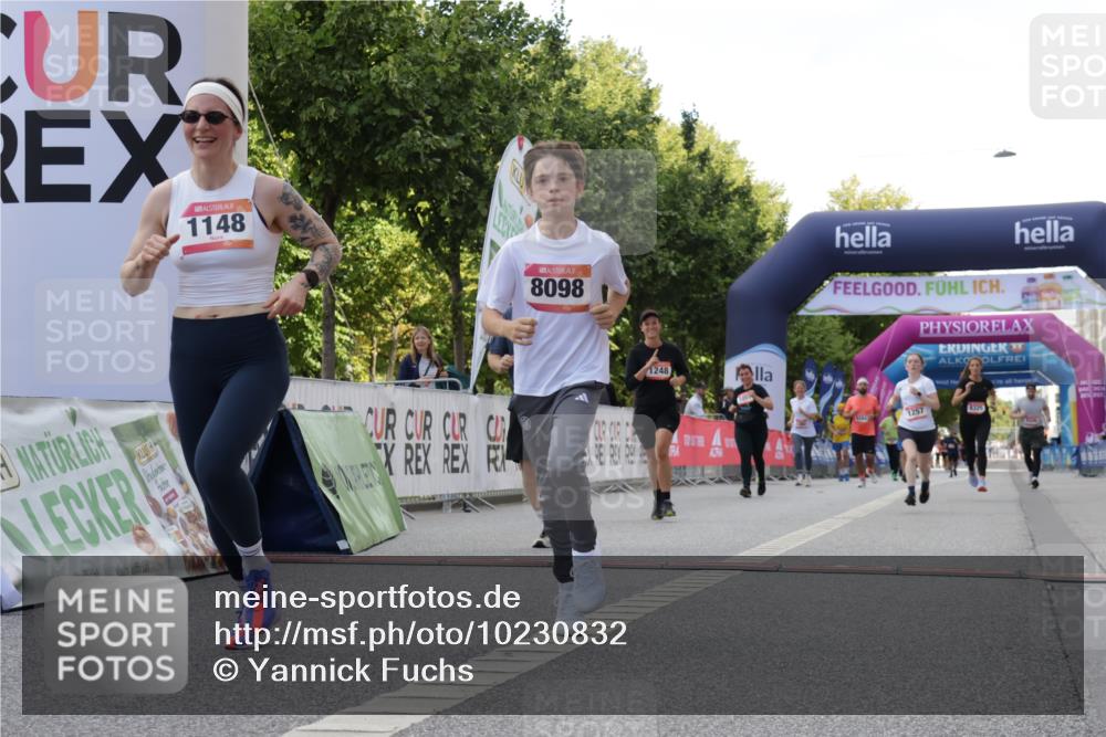 06.09.2026 - CURREX Alsterlauf Yannick Fuchs http://msf.ph/oto/10230832 06.09.2026 11:56:55 Ziel 1056, 1102, 1148, 1171, 1248, 1257, 1300, 1303, 1336, 6390, 8098, 8325 meine-sportfotos.de