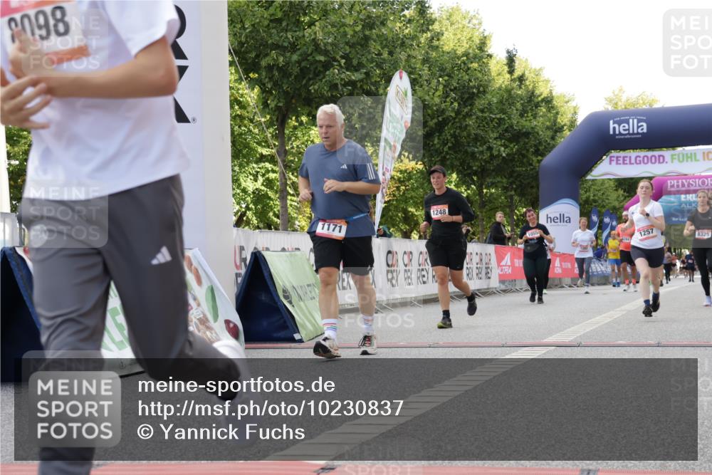 06.09.2026 - CURREX Alsterlauf Yannick Fuchs http://msf.ph/oto/10230837 06.09.2026 11:56:56 Ziel 1055, 1056, 1102, 1148, 1171, 1248, 1257, 1300, 1303, 8098, 8325, 8326 meine-sportfotos.de