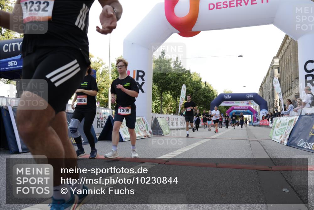 06.09.2026 - CURREX Alsterlauf Yannick Fuchs http://msf.ph/oto/10230844 06.09.2026 11:54:10 Ziel 1063, 1098, 1209, 1232, 1249, 1267, 1308, 1309, 8245 meine-sportfotos.de