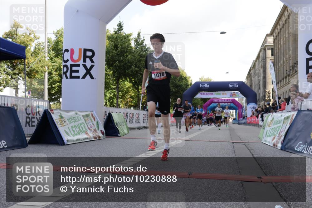 06.09.2026 - CURREX Alsterlauf Yannick Fuchs http://msf.ph/oto/10230888 06.09.2026 11:54:24 Ziel 1078, 1086, 1104, 1151, 1166, 1167, 1322, 1332, 1339, 8239, 8240 meine-sportfotos.de