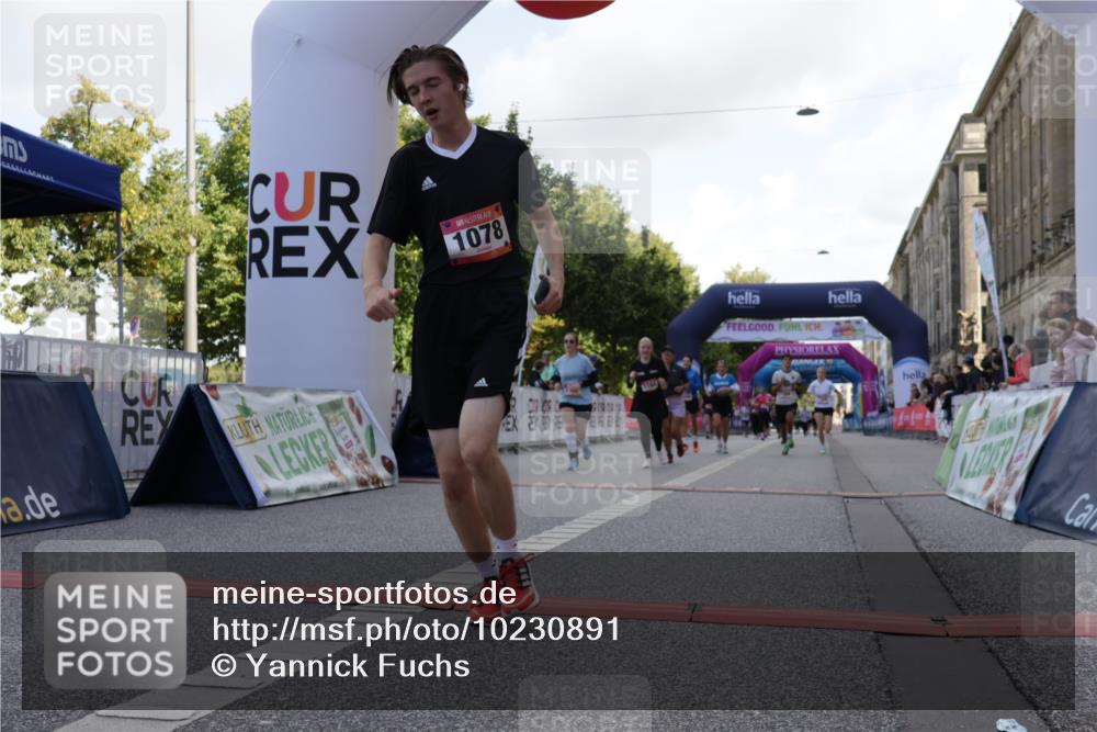 06.09.2026 - CURREX Alsterlauf Yannick Fuchs http://msf.ph/oto/10230891 06.09.2026 11:54:24 Ziel 1078, 1086, 1104, 1151, 1166, 1167, 1322, 1332, 1339, 8239, 8240 meine-sportfotos.de
