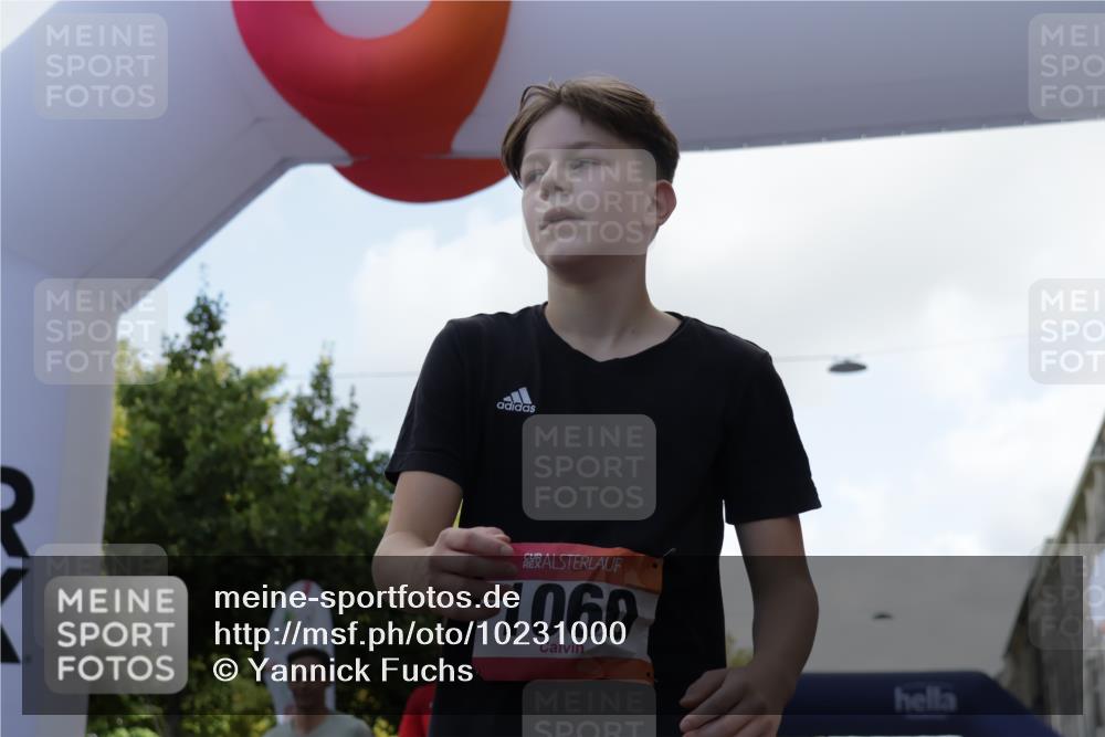 06.09.2026 - CURREX Alsterlauf Yannick Fuchs http://msf.ph/oto/10231000 06.09.2026 11:54:50 Ziel 1060, 1097, 1101, 1134, 1140, 1145, 1185, 1222, 1231, 1247, 1251, 1260, 1270, 1272, 1275, 1276, 1280 meine-sportfotos.de