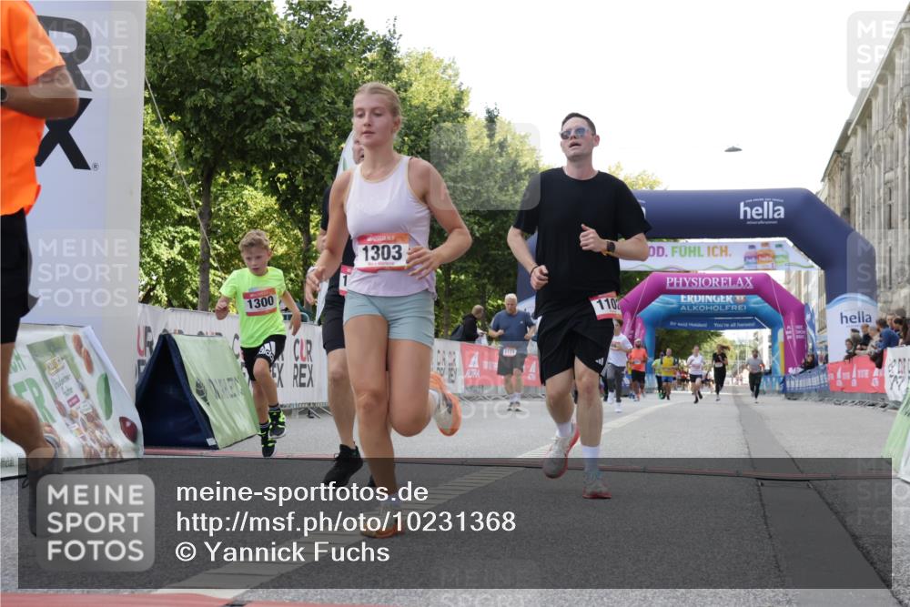 06.09.2026 - CURREX Alsterlauf Yannick Fuchs http://msf.ph/oto/10231368 06.09.2026 11:56:50 Ziel 1056, 1102, 1148, 1300, 1303, 1336, 6390, 8098 meine-sportfotos.de