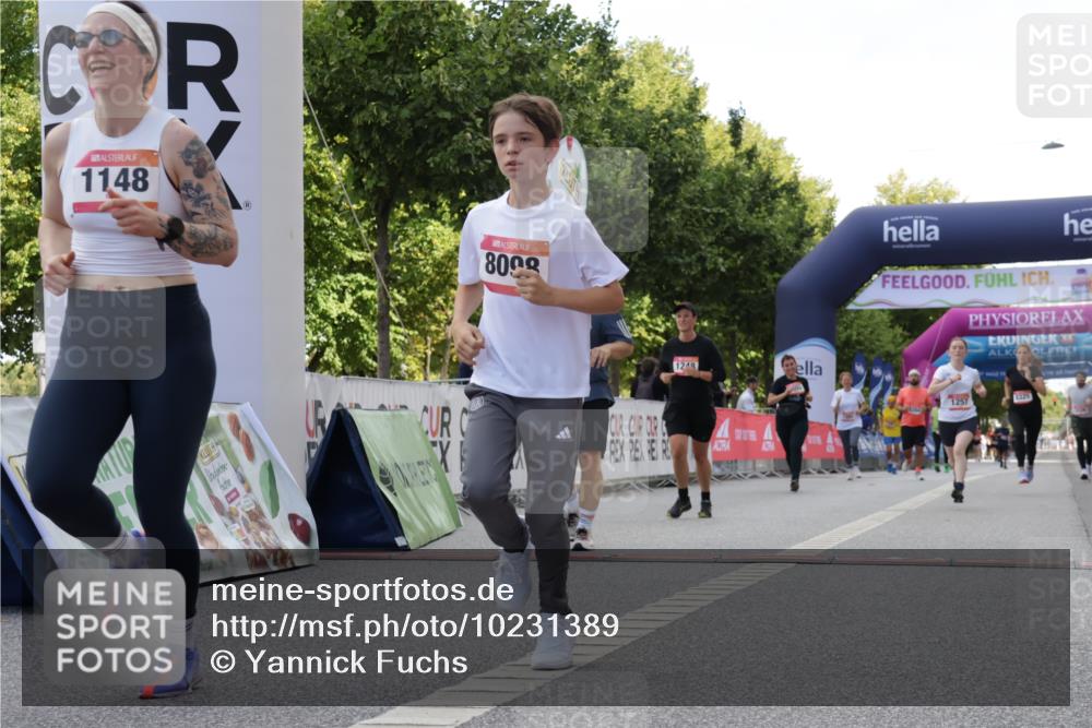 06.09.2026 - CURREX Alsterlauf Yannick Fuchs http://msf.ph/oto/10231389 06.09.2026 11:56:55 Ziel 1056, 1102, 1148, 1171, 1248, 1257, 1300, 1303, 1336, 6390, 8098, 8325 meine-sportfotos.de