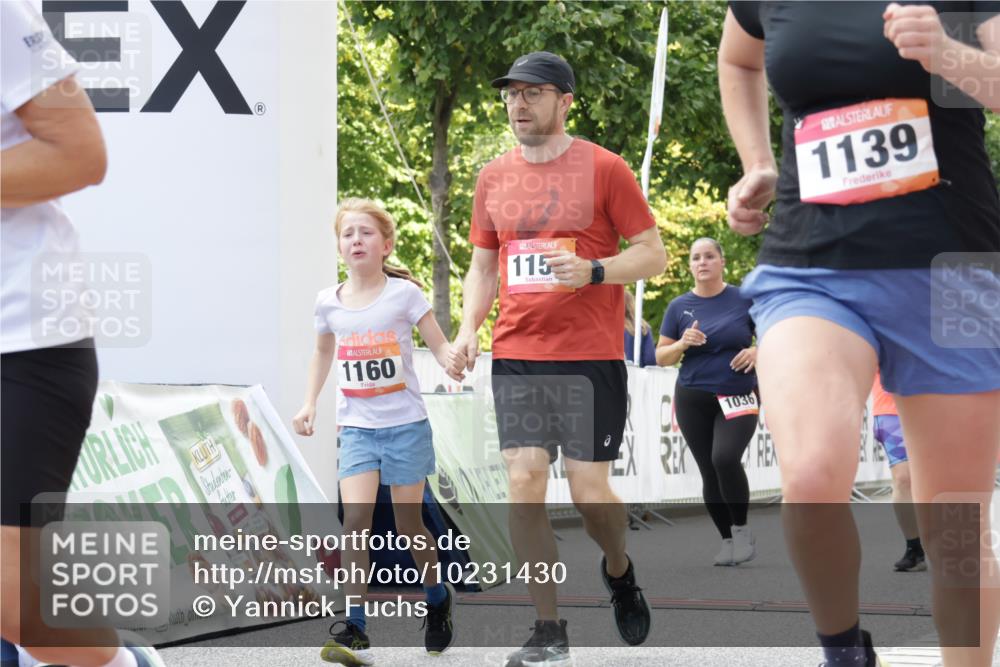06.09.2026 - CURREX Alsterlauf Yannick Fuchs http://msf.ph/oto/10231430 06.09.2026 11:57:52 Ziel 1036, 1075, 1084, 1139, 1159, 1160, 1241, 1246, 8090 meine-sportfotos.de