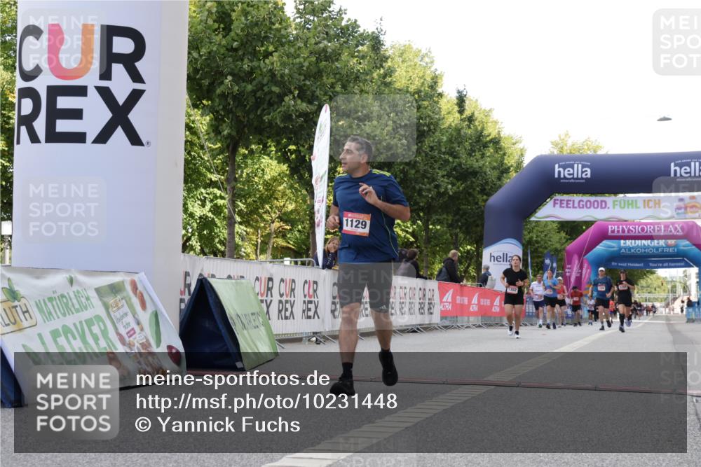 06.09.2026 - CURREX Alsterlauf Yannick Fuchs http://msf.ph/oto/10231448 06.09.2026 11:57:21 Ziel 1129, 1345, 1346, 8138 meine-sportfotos.de