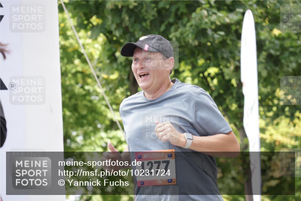 06.09.2026 - CURREX Alsterlauf Yannick Fuchs http://msf.ph/oto/10231724 06.09.2026 11:59:16 Ziel 1037, 1038, 1254, 1304, 1330 meine-sportfotos.de