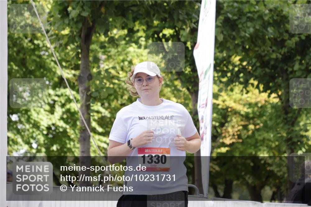 06.09.2026 - CURREX Alsterlauf Yannick Fuchs http://msf.ph/oto/10231731 06.09.2026 11:59:18 Ziel 1037, 1038, 1254, 1304, 1330 meine-sportfotos.de