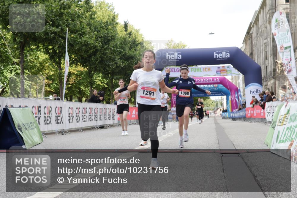 06.09.2026 - CURREX Alsterlauf Yannick Fuchs http://msf.ph/oto/10231756 06.09.2026 11:59:26 Ziel 1037, 1038, 1068, 1069, 1173, 1261, 1291, 1330 meine-sportfotos.de