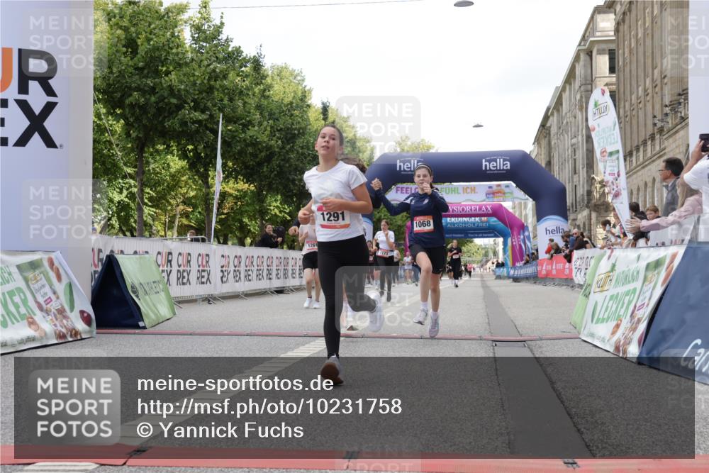 06.09.2026 - CURREX Alsterlauf Yannick Fuchs http://msf.ph/oto/10231758 06.09.2026 11:59:26 Ziel 1037, 1038, 1068, 1069, 1173, 1261, 1291, 1330 meine-sportfotos.de