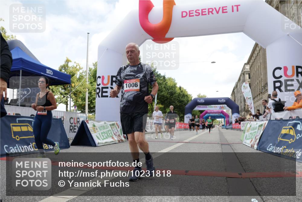 06.09.2026 - CURREX Alsterlauf Yannick Fuchs http://msf.ph/oto/10231818 06.09.2026 11:59:45 Ziel 1006, 1098, 1120, 1205, 1206, 1215, 1262, 1266, 1275, 8139 meine-sportfotos.de