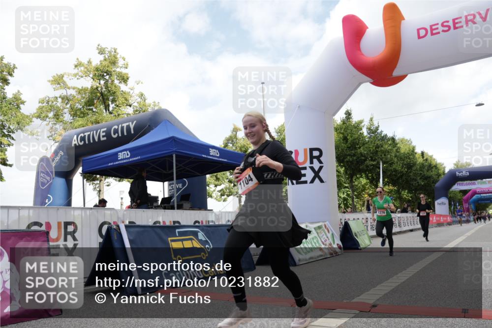 06.09.2026 - CURREX Alsterlauf Yannick Fuchs http://msf.ph/oto/10231882 06.09.2026 12:00:13 Ziel 1104, 1276, 1289, 1315, 1322, 8239, 8240 meine-sportfotos.de