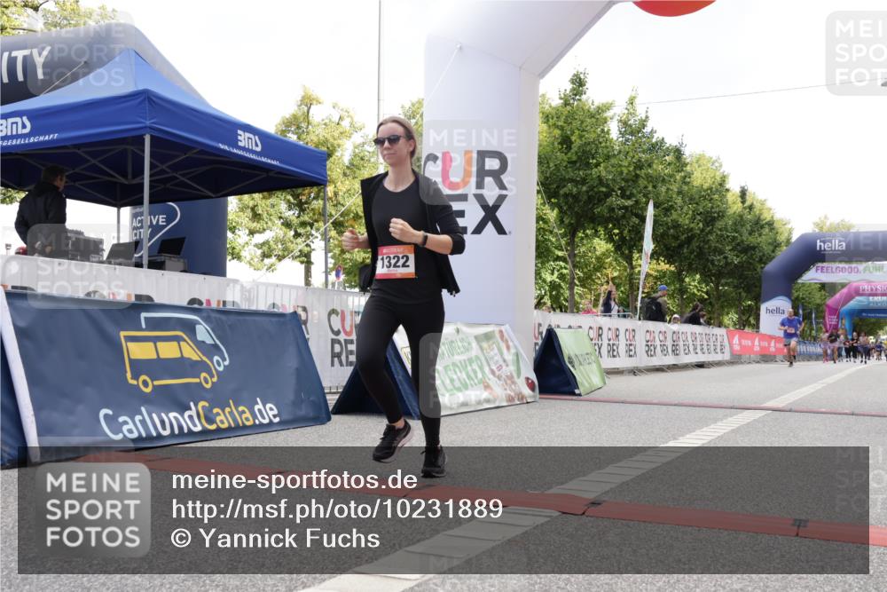 06.09.2026 - CURREX Alsterlauf Yannick Fuchs http://msf.ph/oto/10231889 06.09.2026 12:00:15 Ziel 1104, 1276, 1315, 1322, 8239, 8240 meine-sportfotos.de