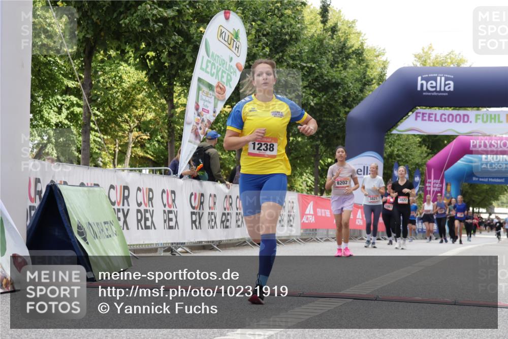 06.09.2026 - CURREX Alsterlauf Yannick Fuchs http://msf.ph/oto/10231919 06.09.2026 12:00:29 Ziel 1191, 1238, 1325, 1332, 8202 meine-sportfotos.de