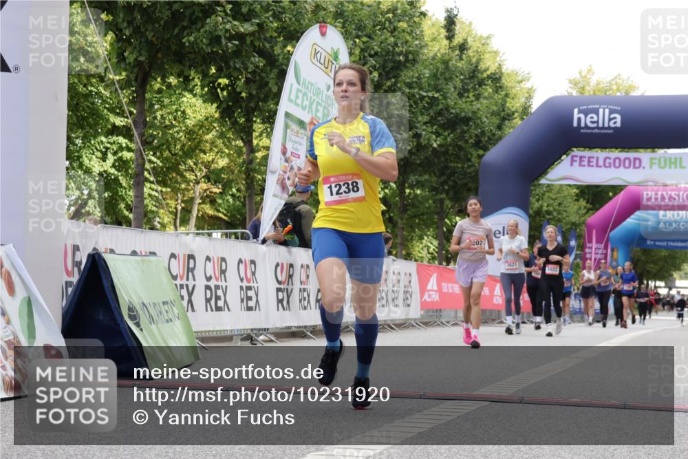 06.09.2026 - CURREX Alsterlauf Yannick Fuchs http://msf.ph/oto/10231920 06.09.2026 12:00:30 Ziel 1238, 1325, 1332, 8202 meine-sportfotos.de