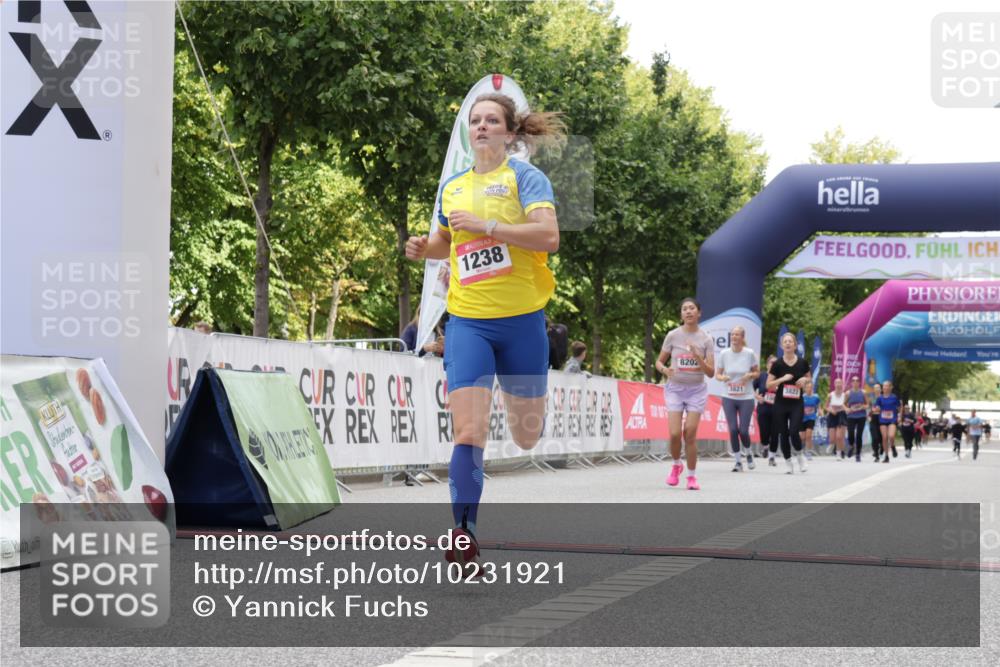06.09.2026 - CURREX Alsterlauf Yannick Fuchs http://msf.ph/oto/10231921 06.09.2026 12:00:30 Ziel 1238, 1325, 1332, 8202 meine-sportfotos.de