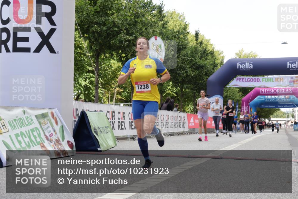 06.09.2026 - CURREX Alsterlauf Yannick Fuchs http://msf.ph/oto/10231923 06.09.2026 12:00:30 Ziel 1238, 1325, 1332, 8202 meine-sportfotos.de