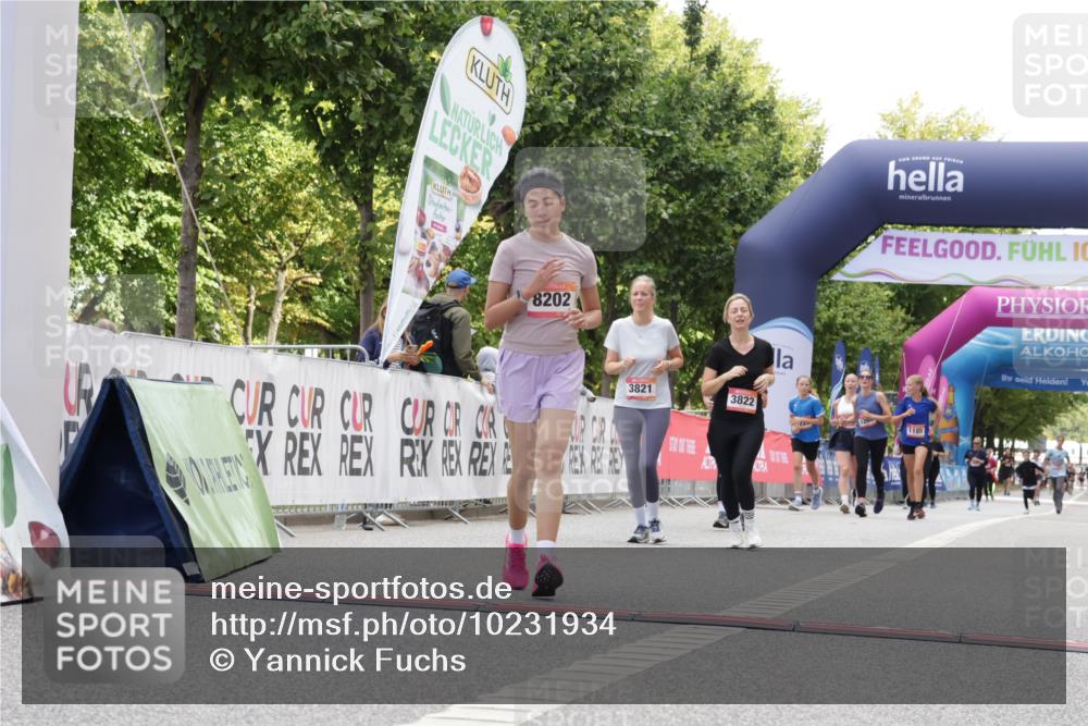 06.09.2026 - CURREX Alsterlauf Yannick Fuchs http://msf.ph/oto/10231934 06.09.2026 12:00:33 Ziel 1238, 1325, 1332, 3821, 3822, 8202 meine-sportfotos.de