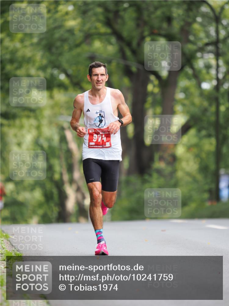 13.09.2026 - 21. swb-Marathon Bremen TobiasT http://msf.ph/oto/10241759 13.09.2026 11:13:14 Laufen 974, 0213, 21 meine-sportfotos.de