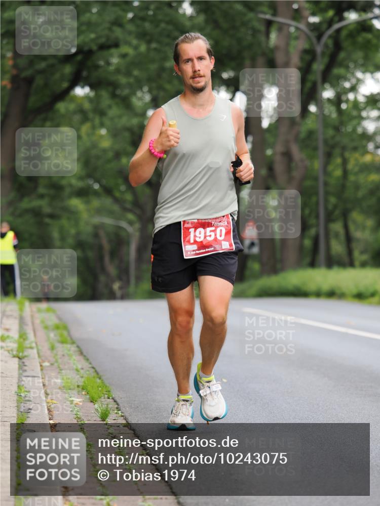 13.09.2026 - 21. swb-Marathon Bremen TobiasT http://msf.ph/oto/10243075 13.09.2026 11:34:25 Laufen 1950, 0260, 21, 26 meine-sportfotos.de