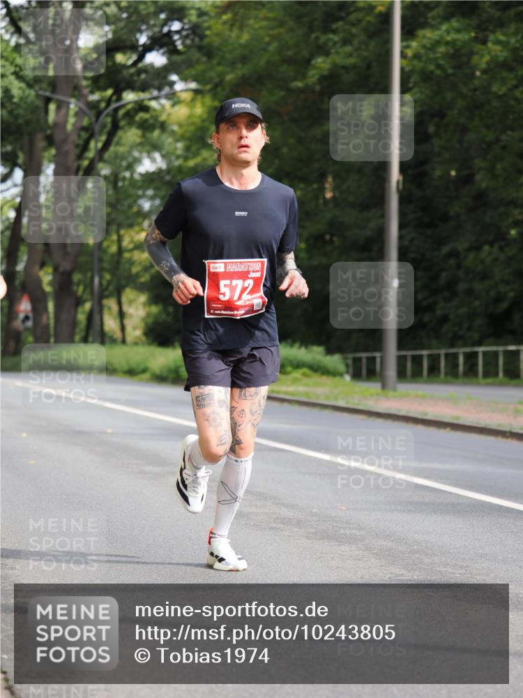 13.09.2026 - 21. swb-Marathon Bremen TobiasT http://msf.ph/oto/10243805 13.09.2026 11:42:56 Laufen 572, 21, 202 meine-sportfotos.de